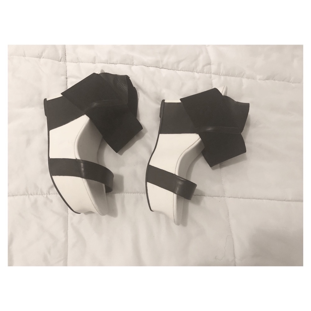 United Nude Black and white platform sanda…